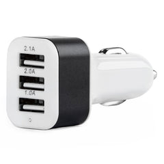 Bílá USB autonabíječka se 3 USB výstupy