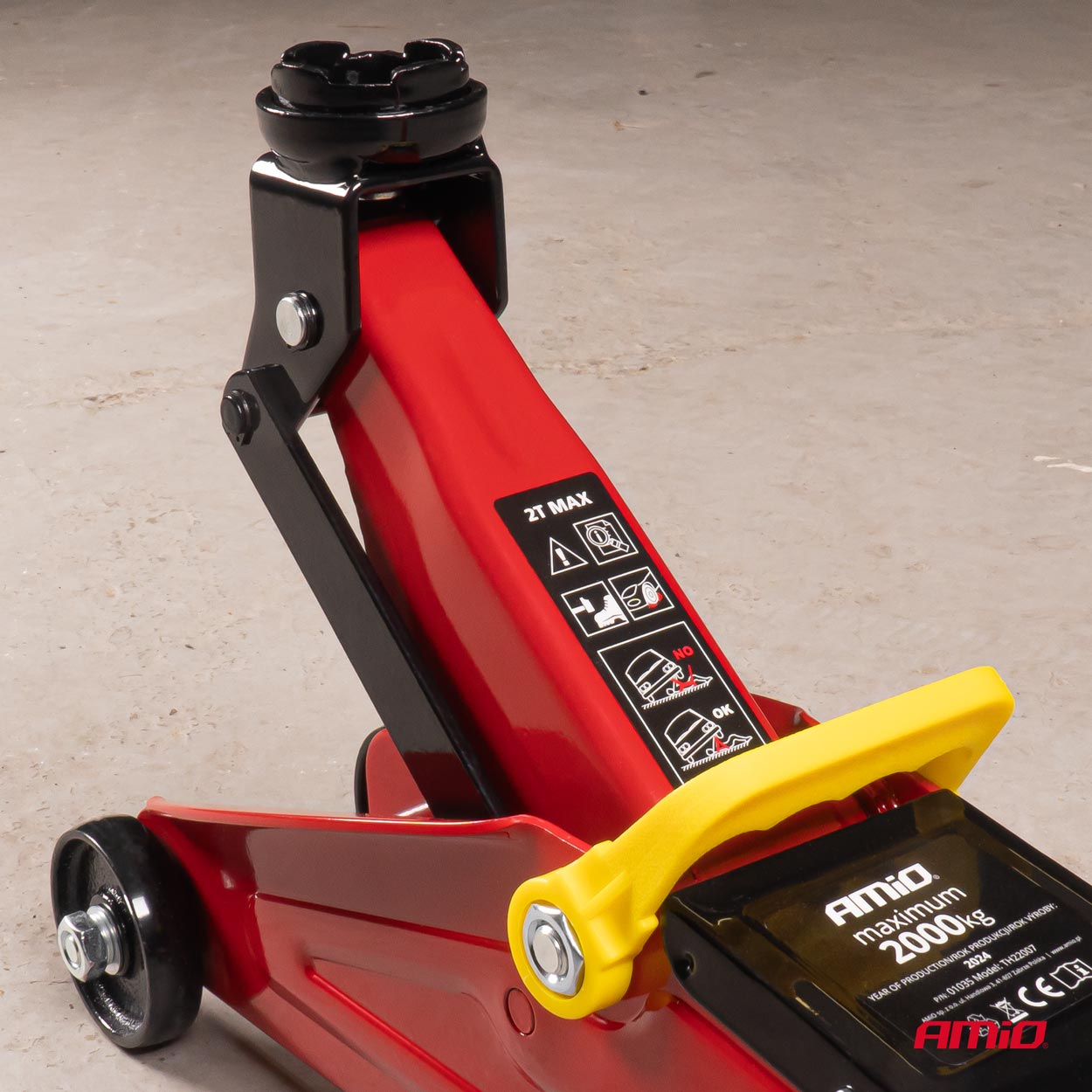 Hydraulický zvedák s kovovými koly
