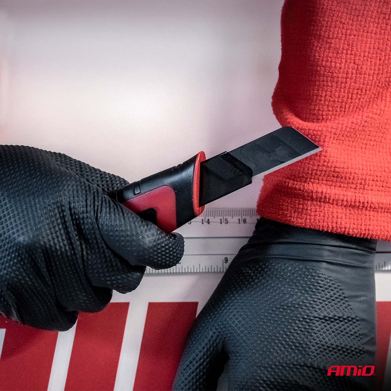 Universalkniv med sort klinge og skridsikkert greb