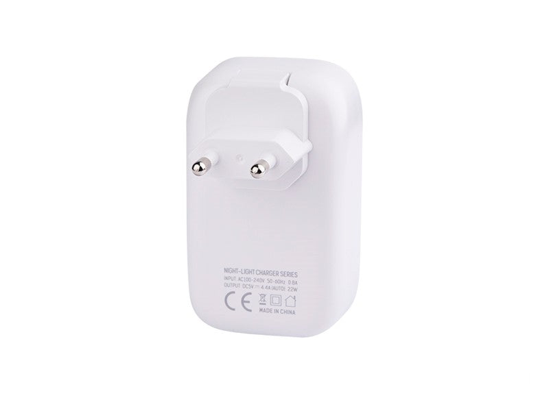 Cestovní nabíječka se 4× USB-A a dotykově ovládaným LED světlem